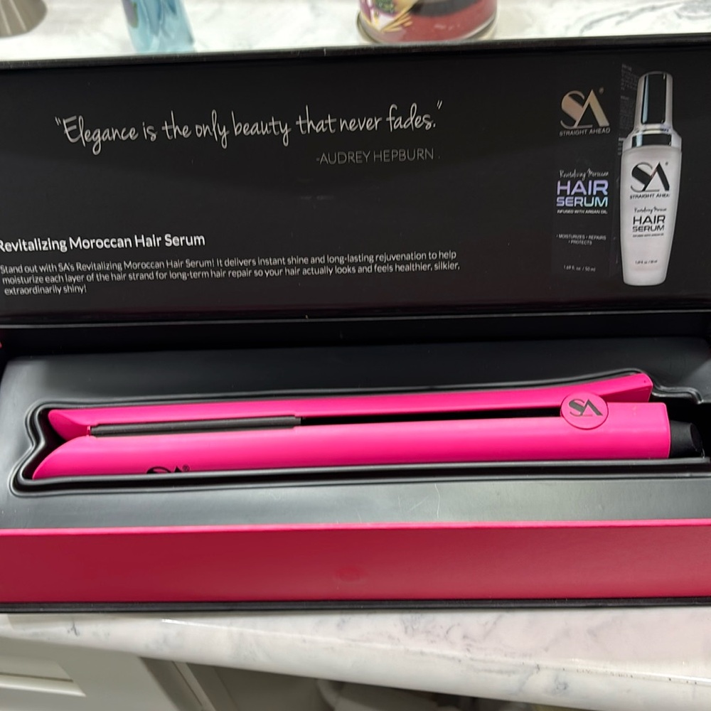 New in box 
Gold Collection Straight Ahead Flat iron 
1 inch